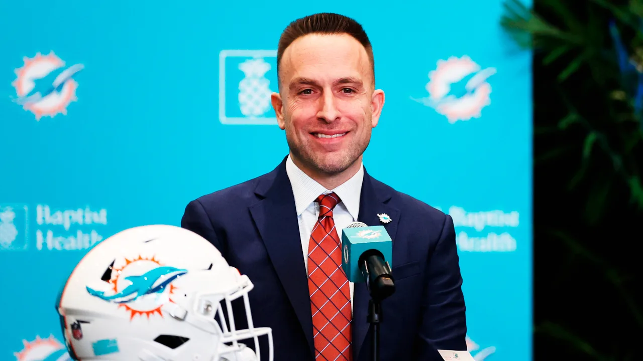 Jeff Hafley en su presentación como nuevo entrenador de los Dolphins.
