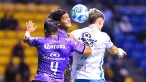 Jugador de Mazatlán casi se lesiona por insólita situación del campo de juego de Puebla en Clausura 2026