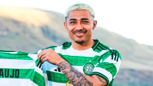 El complicado debut de Julián Araujo en Celtic ante Rangers por la Scottish Premiership 2025-26