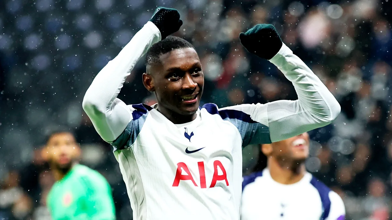 Kolo Muani sufre accidente previo a duelo de Champions League.