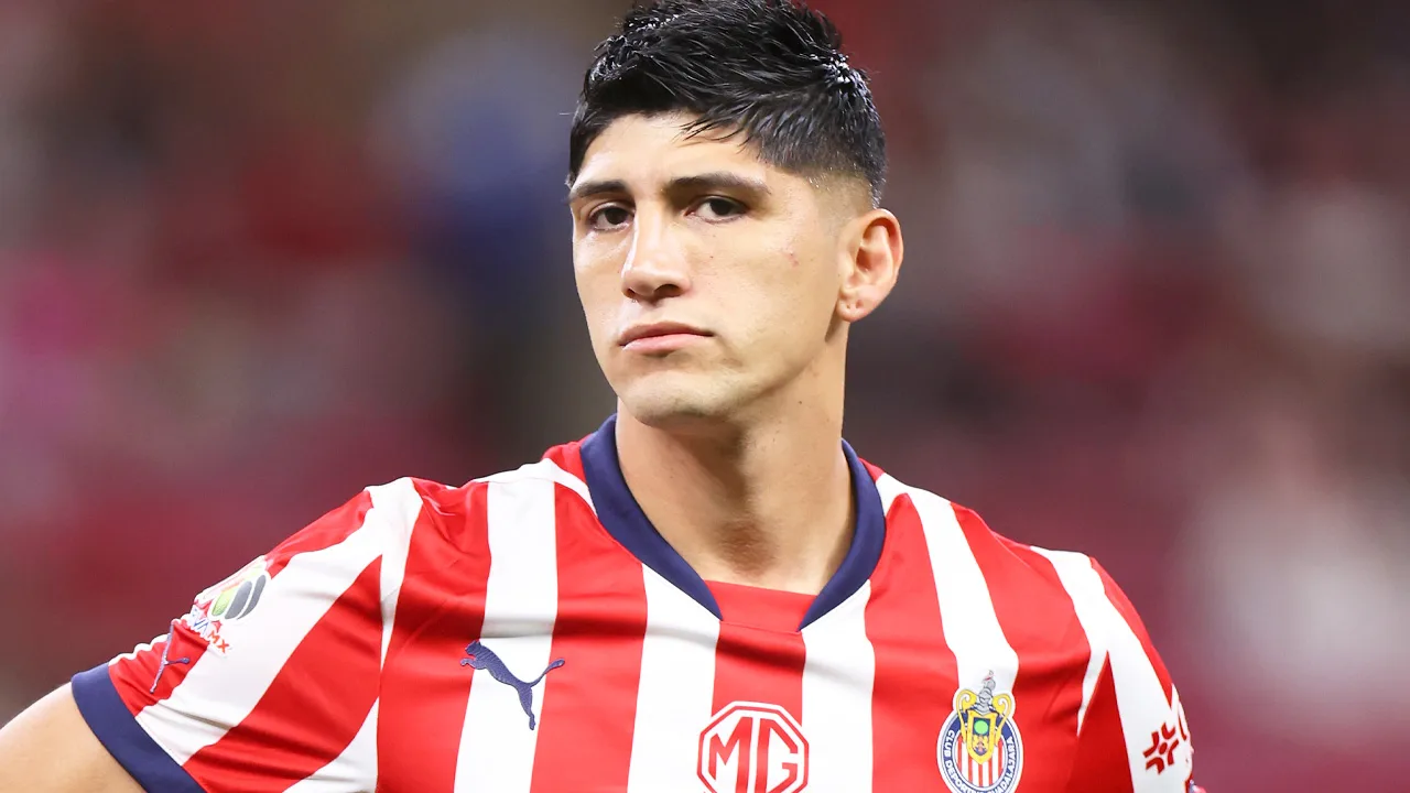 En una de las salidas más conflictivas para Chivas, apareció un interesado en Alan Pulido y nadie lo puede creer.