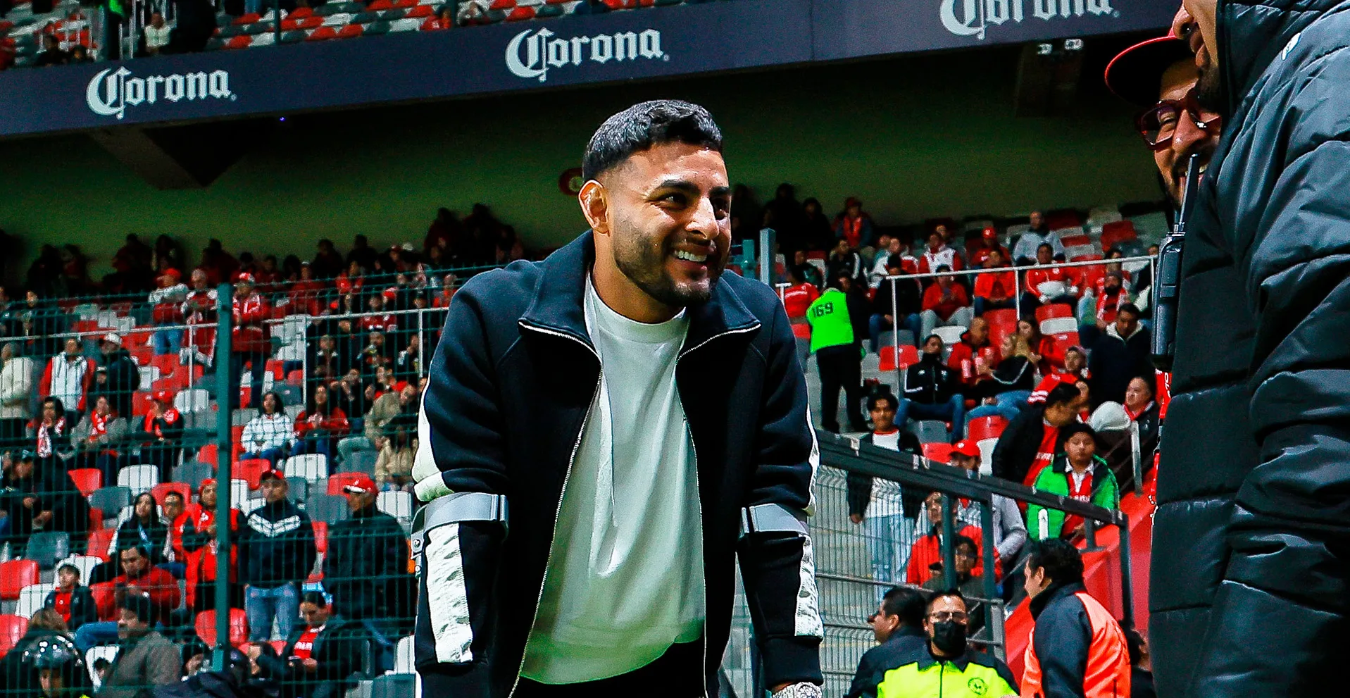 Tras conocerse que causará baja varias semanas por lesión, Alexis Vega se hizo presente igual para apoyar a sus compañeros.