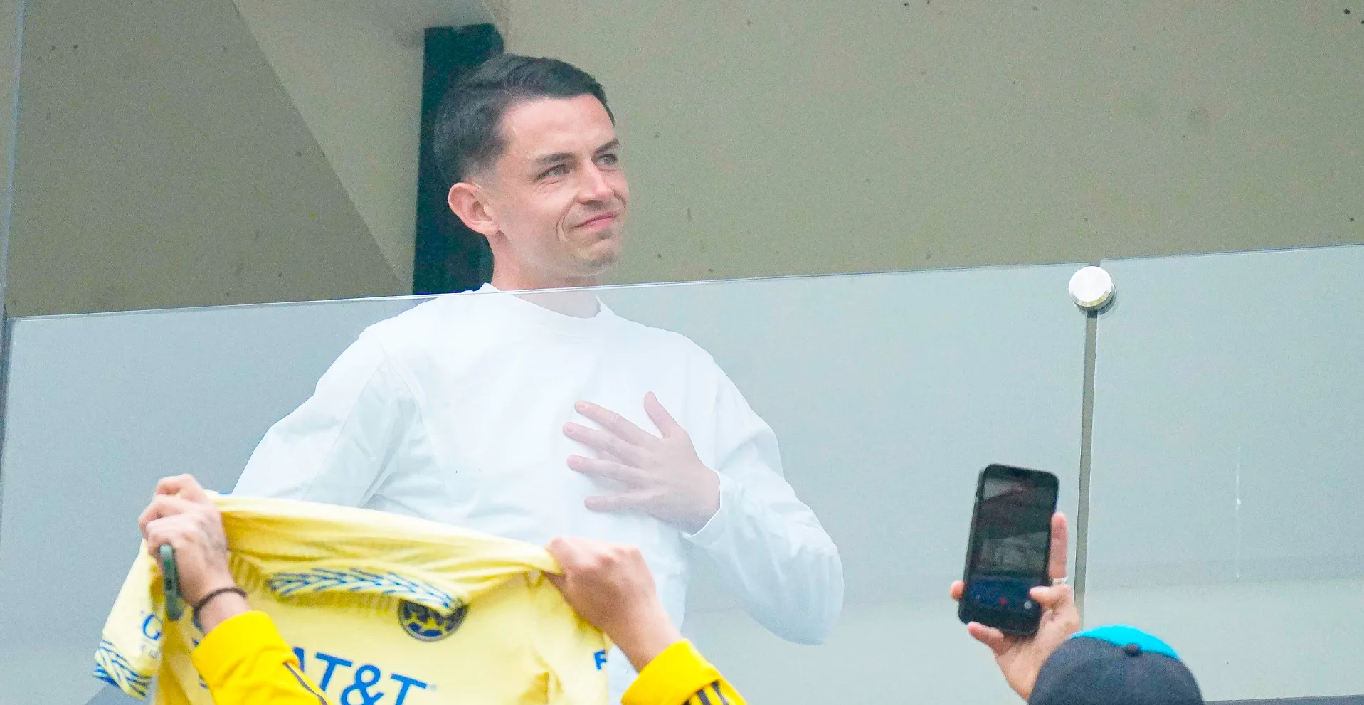 Tras quedar fuera del juego ante Necaxa, el mediocampista Álvaro Fidalgo presenció el partido y se despidió de la afición.