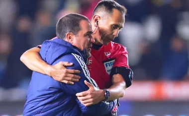 El América no pudo superar al Pachuca, se sintió perjudicado y André Jardine explota con el silbante del juego.