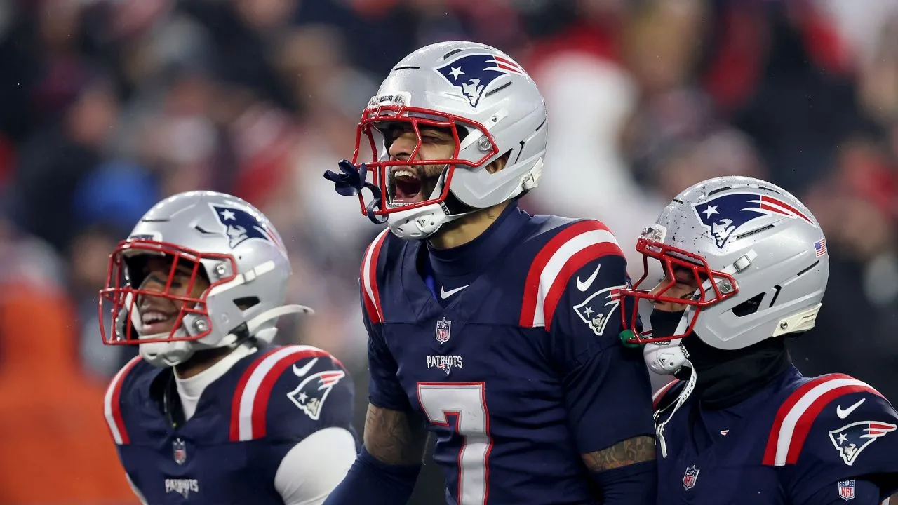 Carlton Davis III y sus compañeros de los New England Patriots, celebran su triunfo ante Houston Texans. 