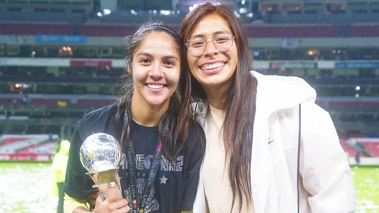La pareja de futbolistas de Tigres, Cecilia Santiago y Alison González, realizaron una emotiva ceremonia en año nuevo.