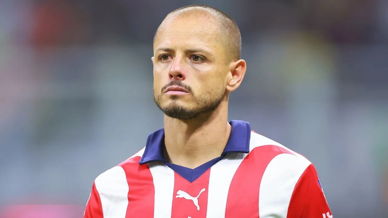 Chicharito se come sus palabras luego de que Chivas lo corrió y realiza algo que juró nunca hacer.
