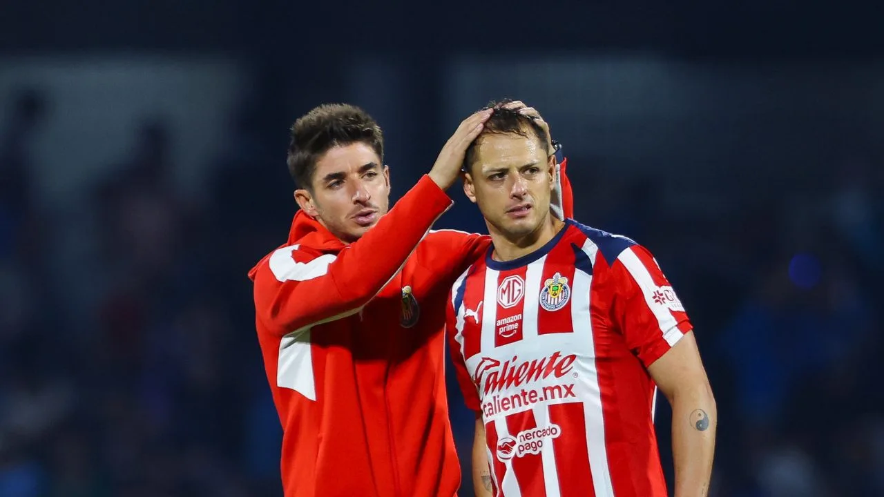 Cone Brizuela consuela a Chicharito tras eliminación de Chivas en el Apertura 2025.
