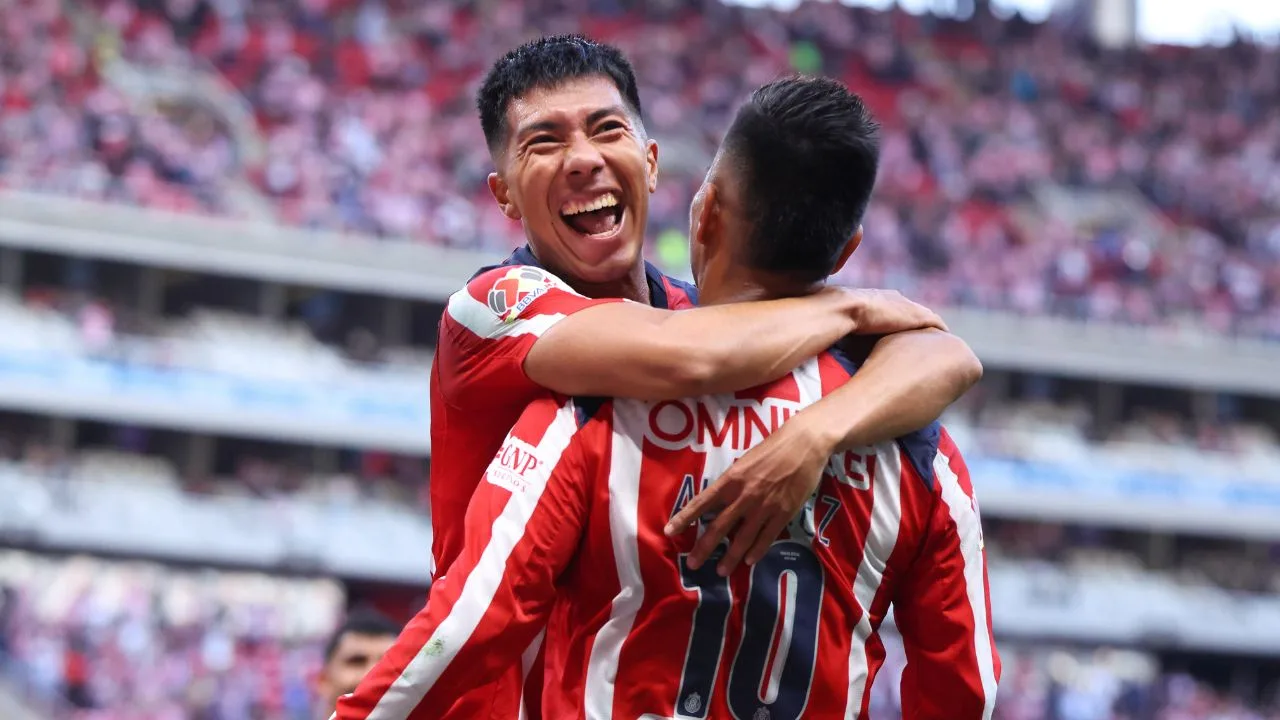 Daniel Aguirre y Efraín Álvarez de Chivas. 