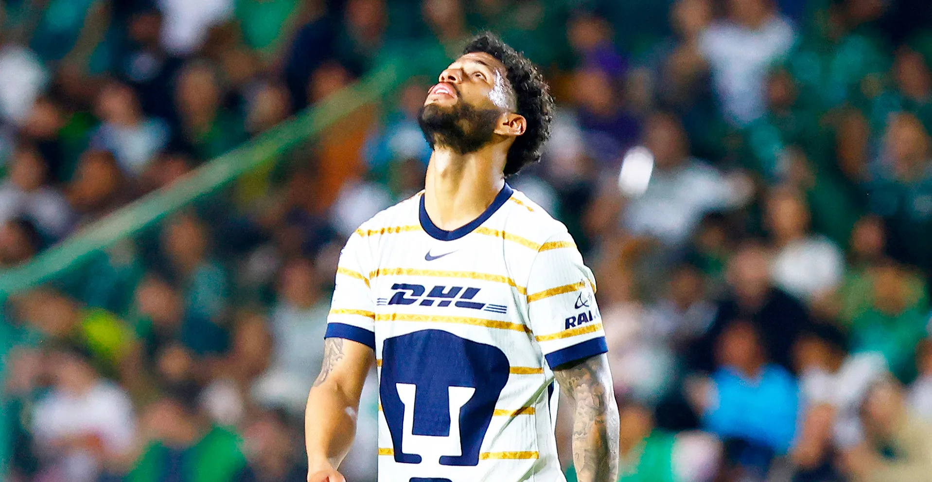 Tras un grosero error en el debut del Clausura 2026, el colombiano Caicedo la pasa mal en Pumas y hay polémica.