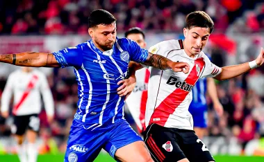 En un mercado de fichajes con muchos movimientos, Juan Escobar debe definir su futuro y preguntan por él desde un grande.