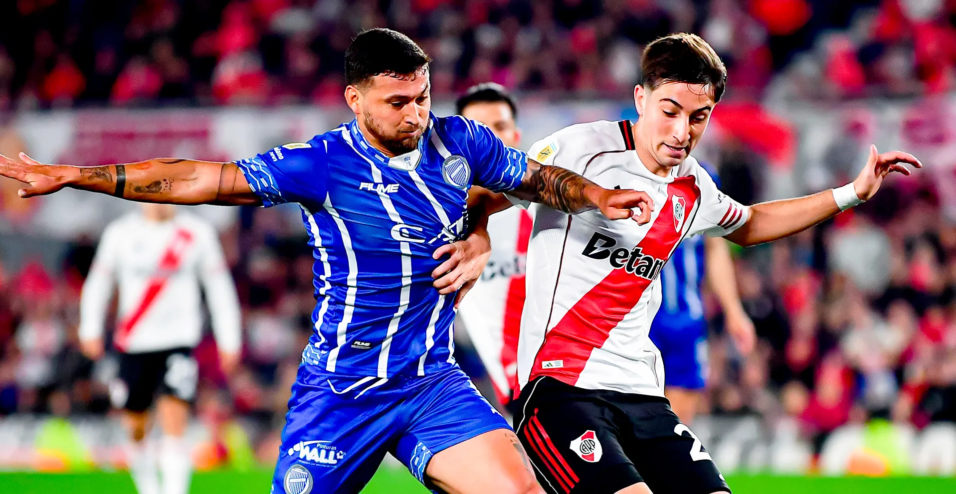 En un mercado de fichajes con muchos movimientos, Juan Escobar debe definir su futuro y preguntan por él desde un grande.