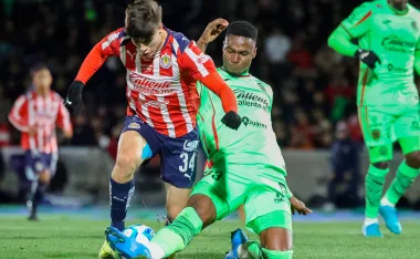En un juego muy disputado, las Chivas estuvieron cerca de abrir el marcador pero desde el VAR le negaron esa posibilidad.
