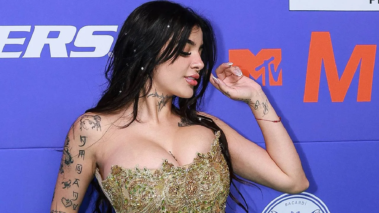 Karely Ruiz se alusta para su combate.