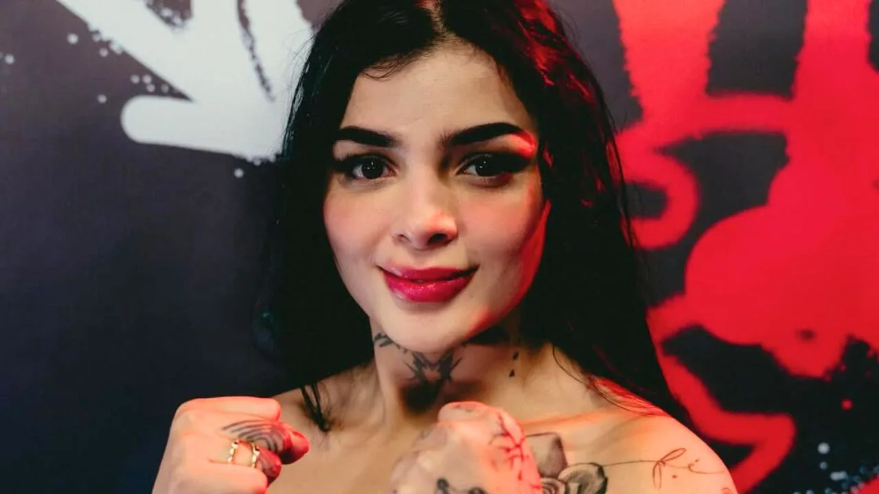 Hermano del Canelo Álvarez entrena a Karely Ruiz para pelea vs esposa de Poncho de Nigris en Ring Royale.