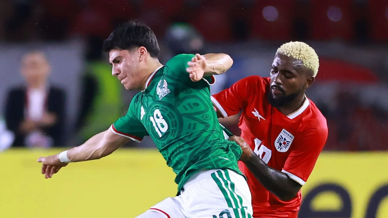 Obed Vargas, disputando un balón en el partido ante Panamá. 