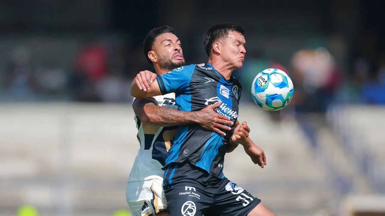 Nathan Silva y Alí Ávila pelean por un balón en el duelo de Pumas vs Querétaro. 