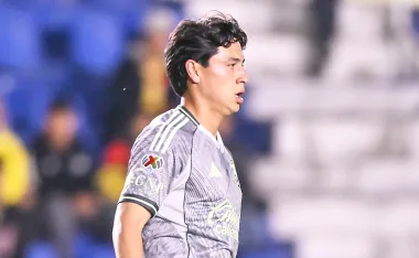 En un juego clave para ganarse un lugar en el equipo, Ramon Juárez duró muy poco en el América vs San Luis. Checa la jugada.