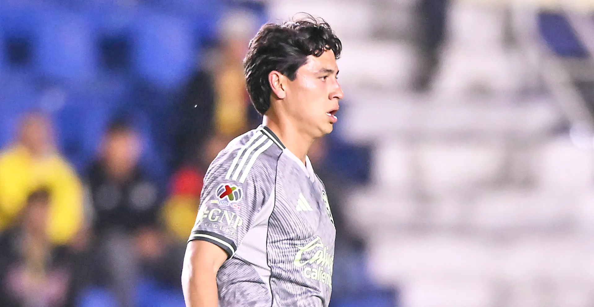 En un juego clave para ganarse un lugar en el equipo, Ramon Juárez duró muy poco en el América vs San Luis. Checa la jugada.