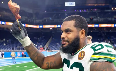En las últimas horas, la NFL se ve sacudida por un polémico conflicto con Rasheed Walker, jugador de los Packers.