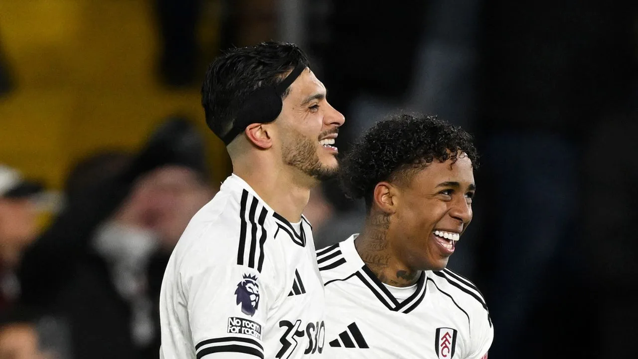 Raúl Jiménez y Kenny Tete celebran la espectacular anotación del mexicano ante el Chelsea. 
