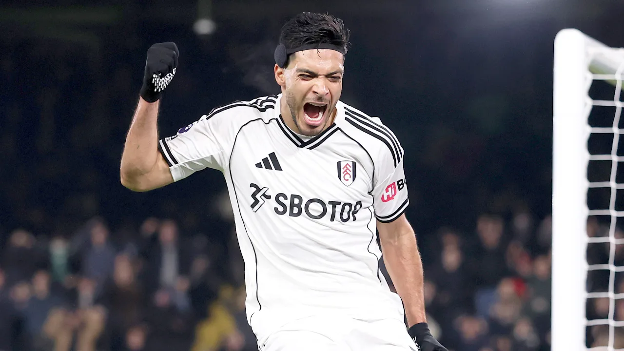 El atacante sigue imparable con el Fulham y tras anotarle al Chelsea sorprendió a los fans. ¿Por qué festejo así Raúl Jiménez?