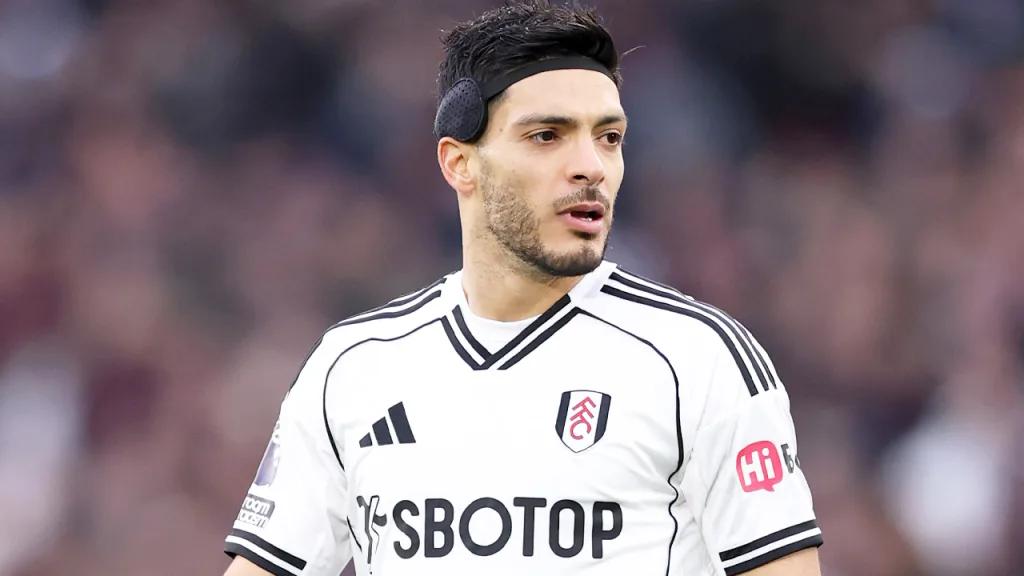 En el último juego ante los Reds, Raúl Jiménez llamó la atención de sus rivales y le echaron elogios por su nivel.