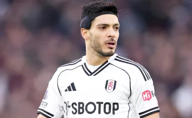 En el último juego ante los Reds, Raúl Jiménez llamó la atención de sus rivales y le echaron elogios por su nivel.