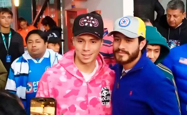 En el Estadio Cuauhtémoc la afición celeste se llevó una grata sorpresa al ver en las gradas a Rodrigo Huescas.