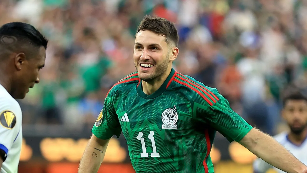 Santiago Gimenez, jugador de la Selección Mexicana. 