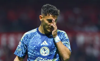 Tras un intenso partido, donde regresó a la titularidad, Sebastián Cáceres no completó el partido y preocupa a los azulcremas.