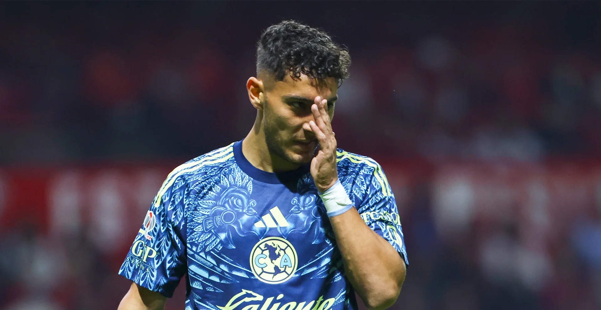 Tras un intenso partido, donde regresó a la titularidad, Sebastián Cáceres no completó el partido y preocupa a los azulcremas.