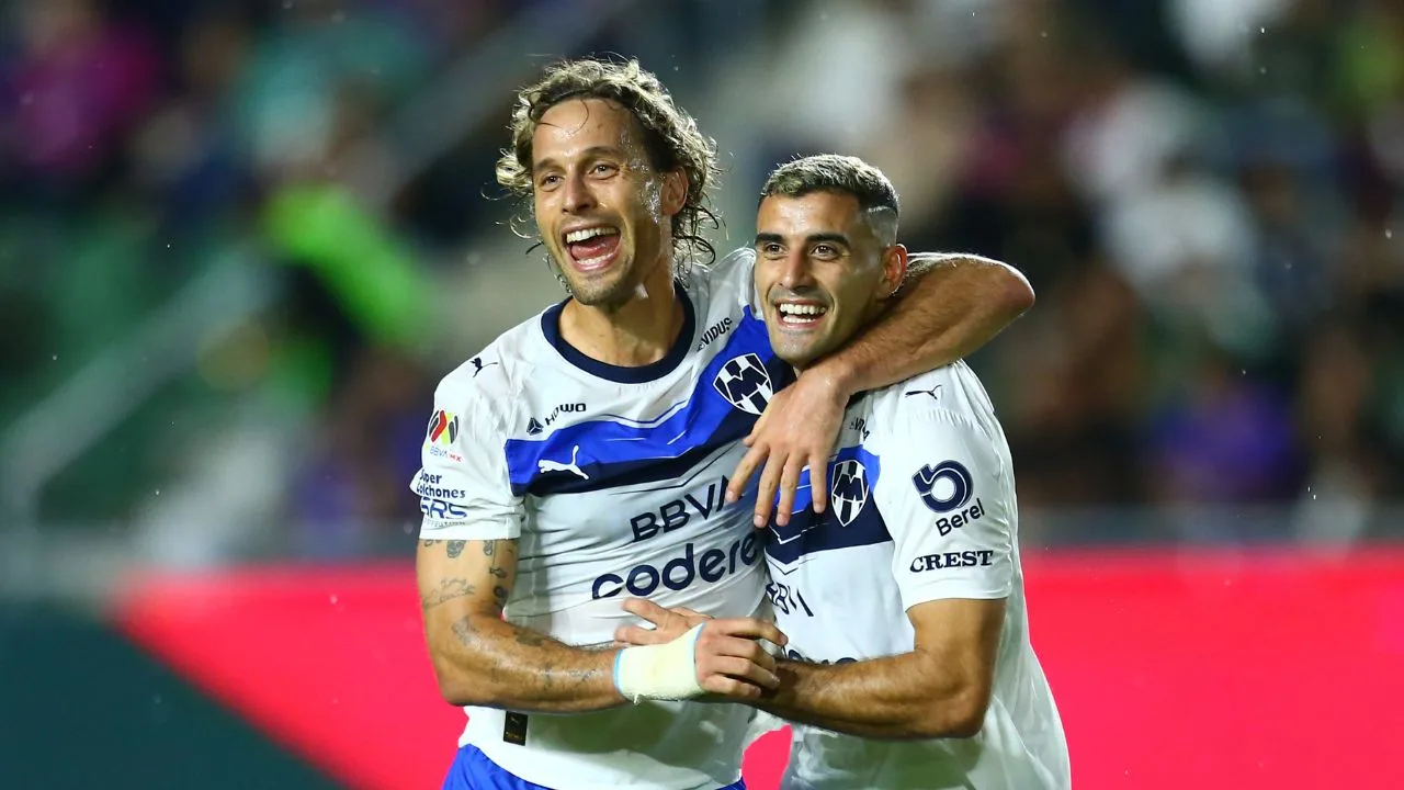 Sergio Canales y Germán Berterame, en el duelo de Monterrey ante Mazatlán.