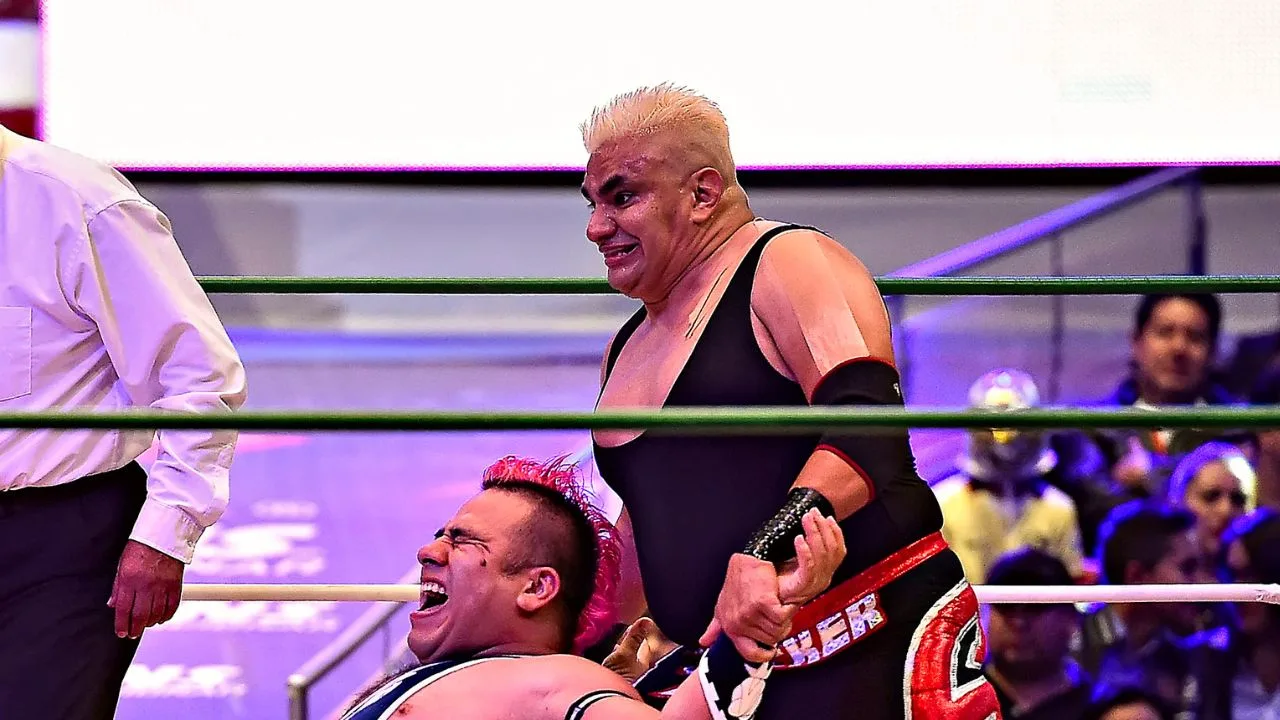 Shocker en medio de una lucha, haciéndole una llave a Máximo en el CMLL. 