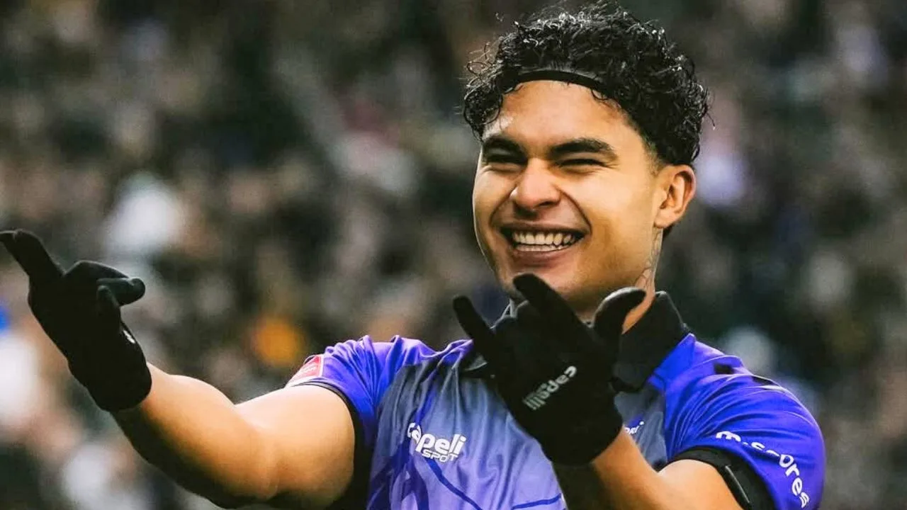 Stephano Carrillo lanza mensaje al Feyenoord y sigue con su racha goleadora en Europa.