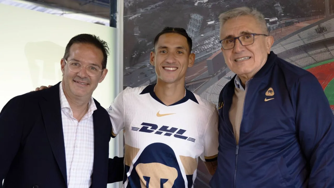 Uriel Antuna posando junto al presidente del Club, Luis Raúl González, junto a Antonio Sancho, vicepresidente deportivo de Pumas.