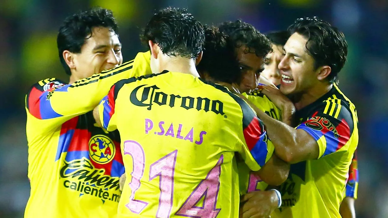 América: Vinicius Lima da fuerte entrada a Kevin Álvarez