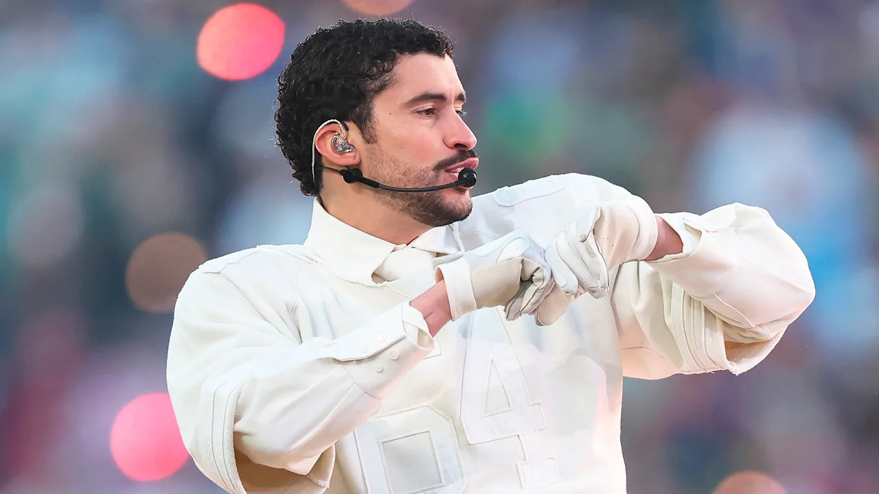Bad Bunny en su presentación en el show de medio tiempo del Super Bowl 2026.