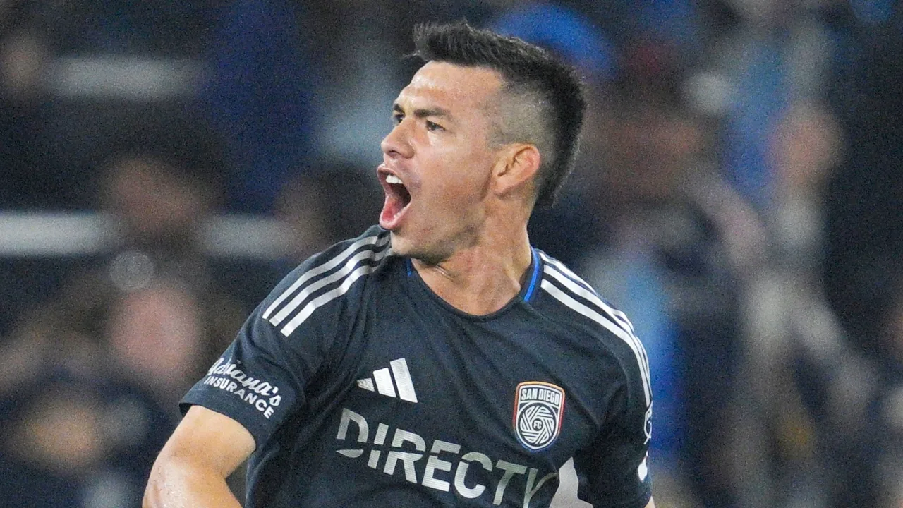 Chucky Lozano pone en aprietos a San Diego.