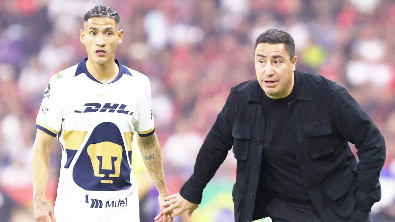 Jugadores Pumas respaldan Efraín Juárez con inesperado festejo