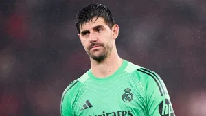 ¡Atención Real Madrid! Thibaut Courtois recibe fuerte acusación de una estrella del futbol sudamericano por defender a Vinícius Jr.