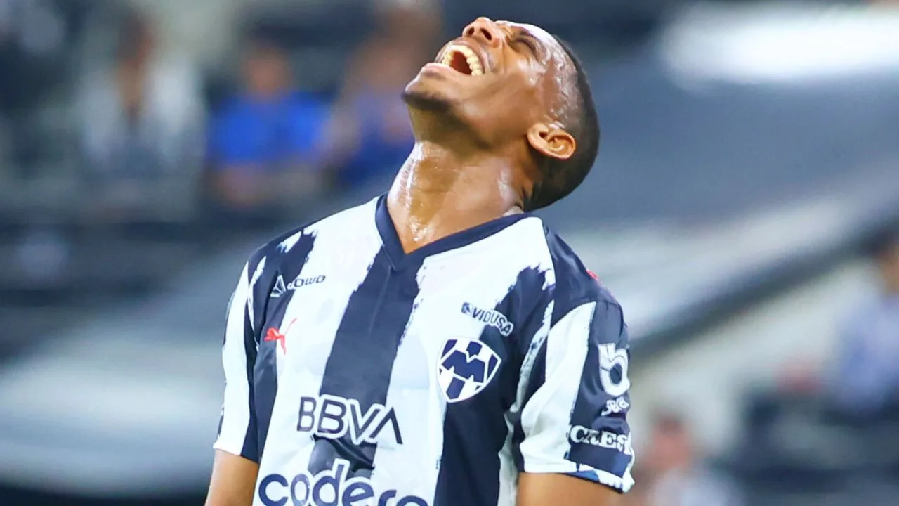 Rayados de Monterrey vs León: Anthony Martial enciende las alarmas y abandona el campo en camilla.
