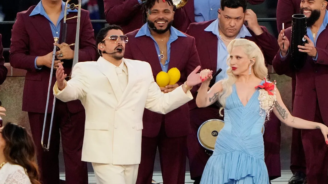 Bad Bunny y Lady Gaga, en el show del medio tiempo del Super Bowl 2026. 
