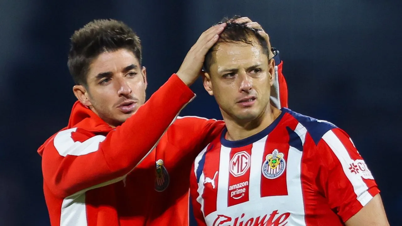 Isaac Brizuela y Javier Hernández de Chivas, en el Apertura 2026.