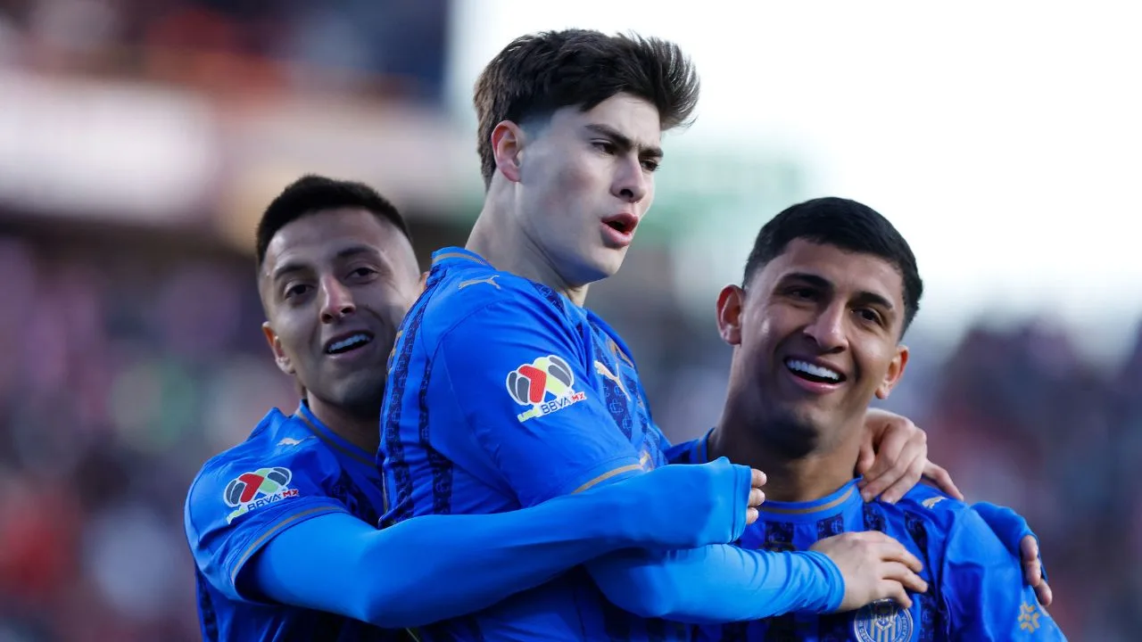 Jugadores de Chivas, celebrando un gol en el Clausura 2026. 