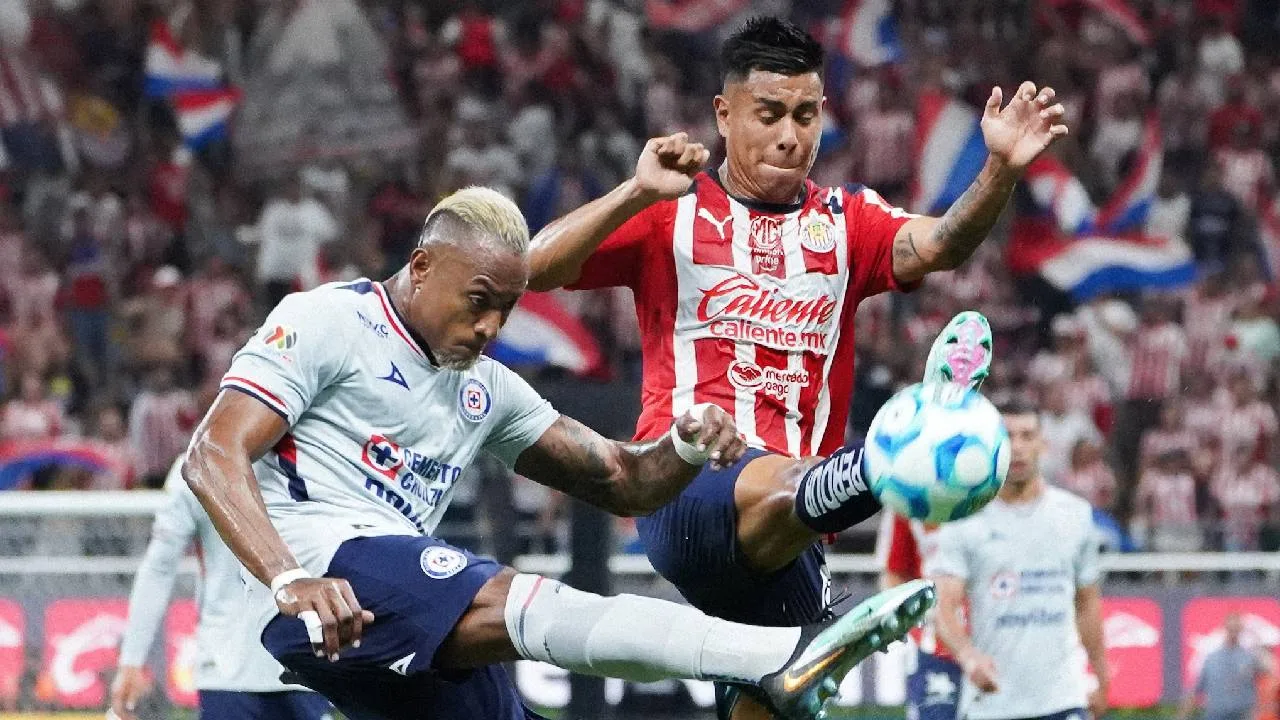 Cruz Azul y Chivas se medirán esta noche en el Estadio Cuauhtémoc.