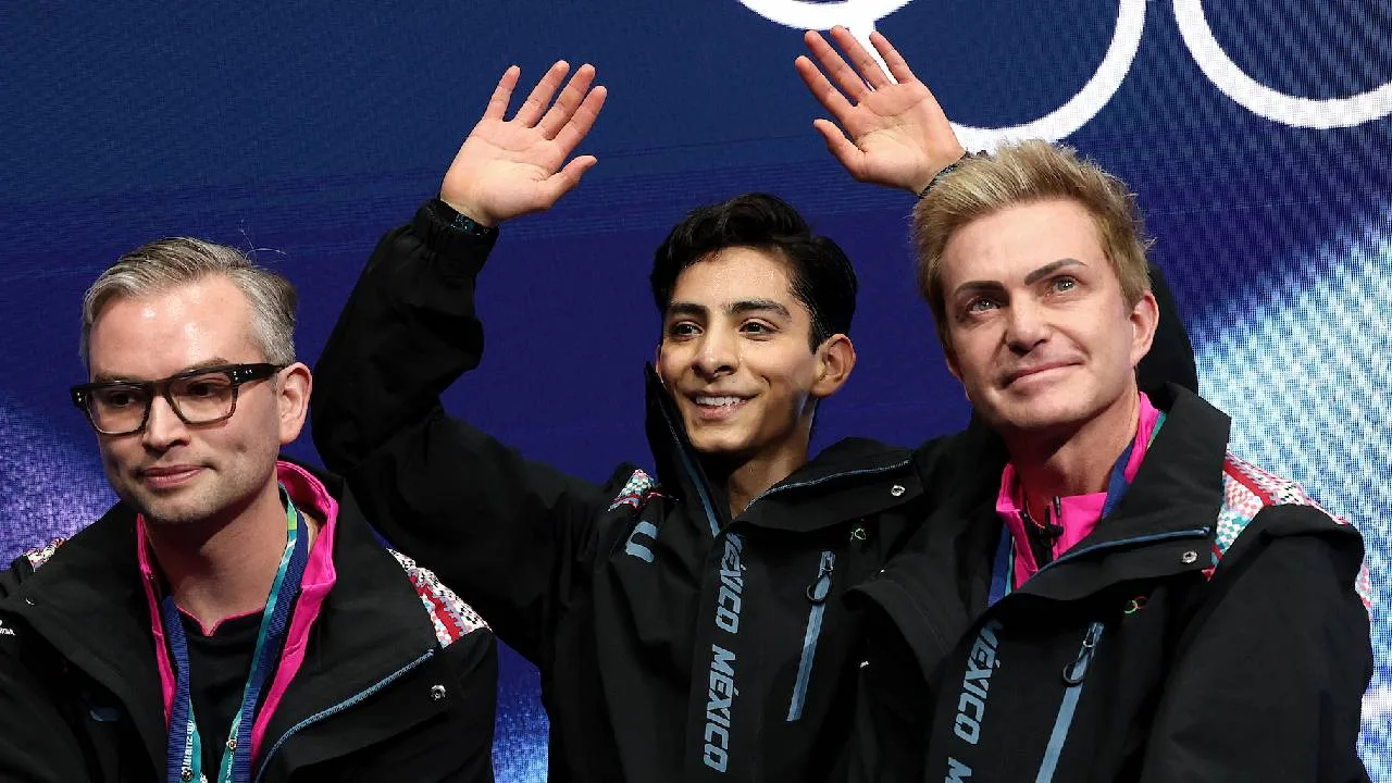 Donovan Carrillo y sus entrenadores.