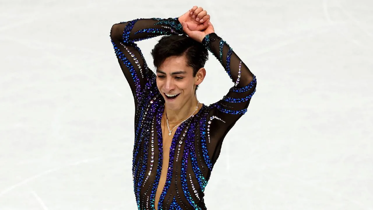 Donovan Carrillo, patinador artístico mexicano.