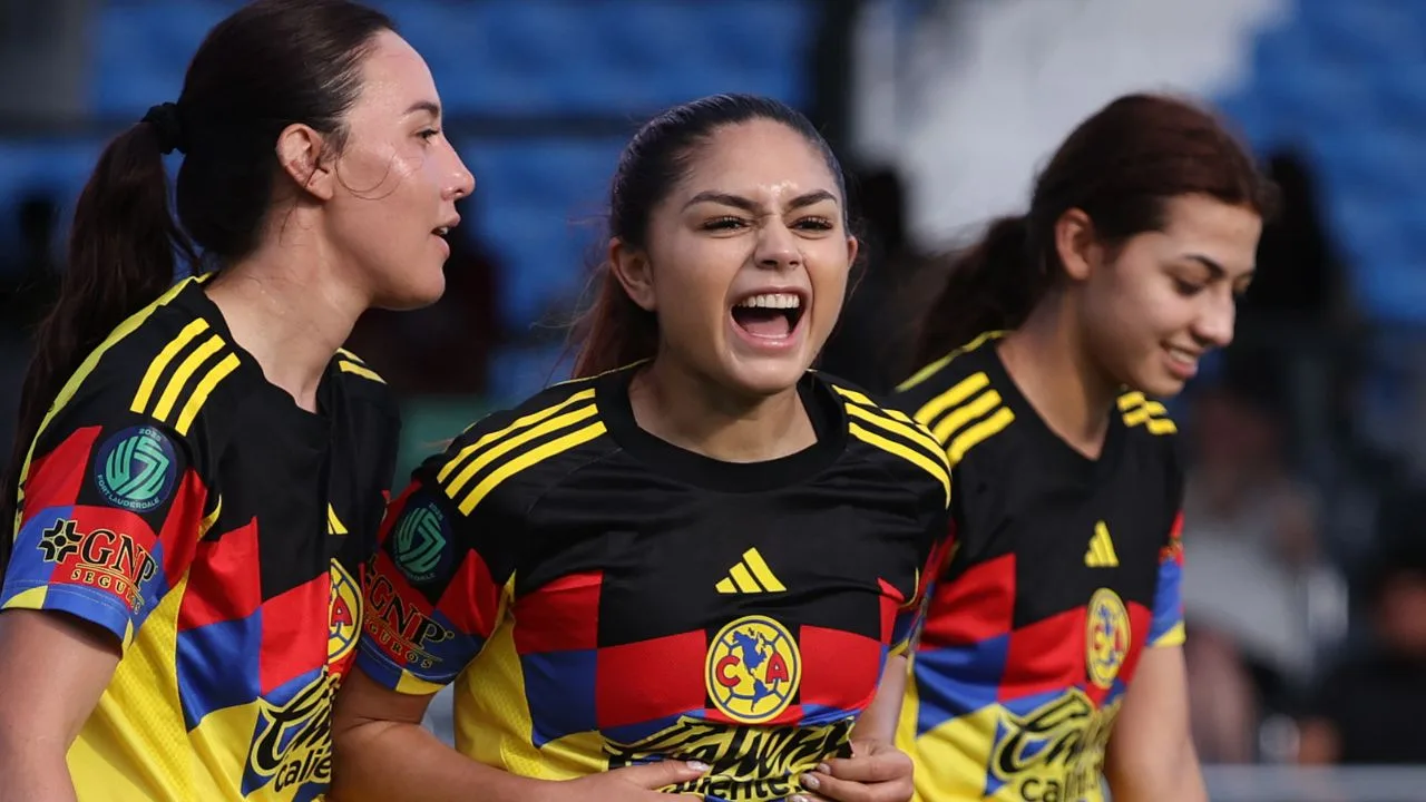 Jana Gutiérrez, jugadora de América Femenil, al centro de la imagen. 