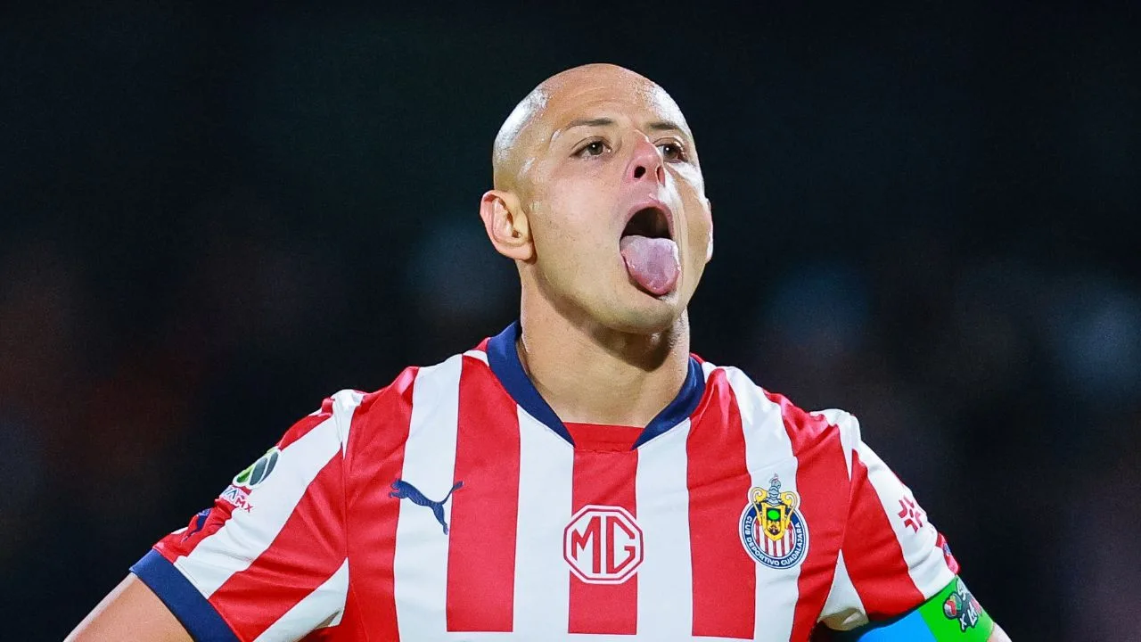 Javier Hernández Balcázar, ex jugador de Chivas. 